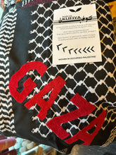 Last inn bildet i Galleri-visningsprogrammet, Brodert Kufiya - Palestinaskjerf fra Nablus med håndbrodert nasjonalblomst