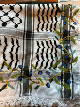 Last inn bildet i Galleri-visningsprogrammet, Brodert Kufiya - Palestinaskjerf fra Nablus med håndbrodert nasjonalblomst
